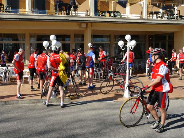 Abfahrt vor dem Hotel