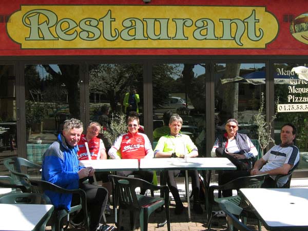 Gruppe 3 vor Restaurant