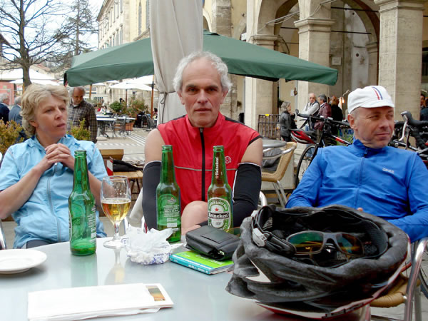 Bergers und Heiner auf unserer Stamm-Terrasse