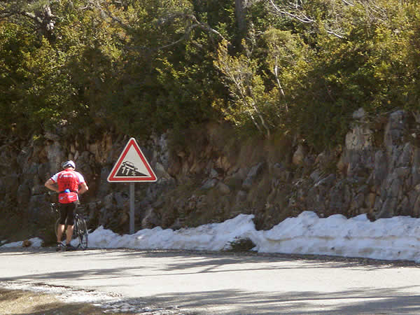 11% Steigung und Schnee auf der Route des Crêtes